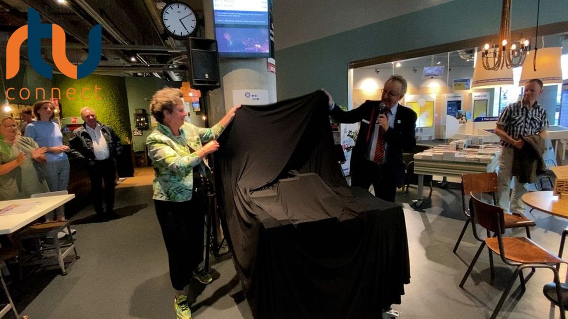 'Boekenconducteur' Everhard Arends en directeur Jenny Doest van Rozet openen de stationsbibliotheek