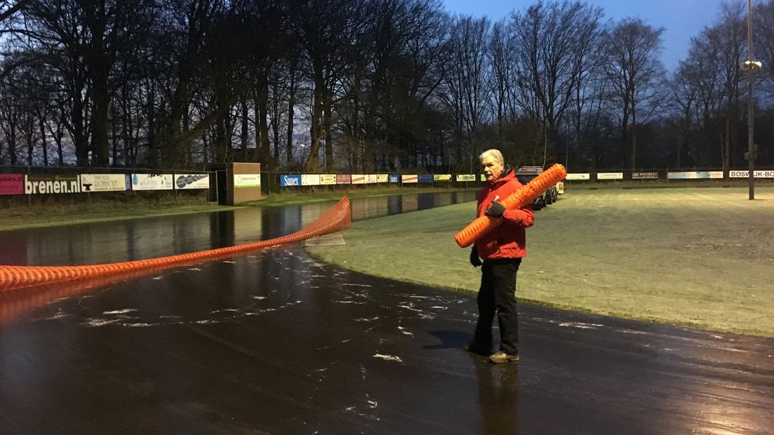 Twee weken geleden werd de schaatsbaan in Doorn ook al geprepareerd.