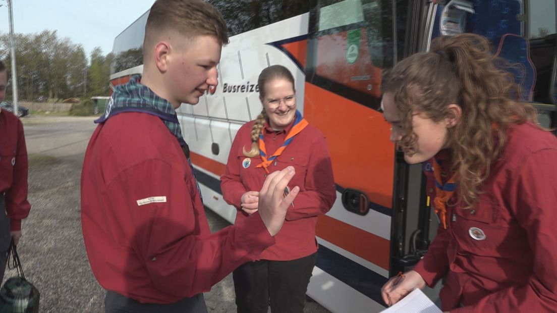 ID-kaart check bij vertrek van de bus met Overijsselse scouts naar de Nationale Herdenking op de Dam