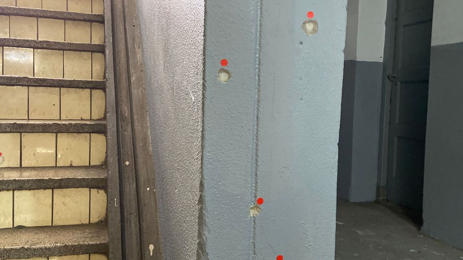 De kogelgaten zijn nog goed in de muur te zien