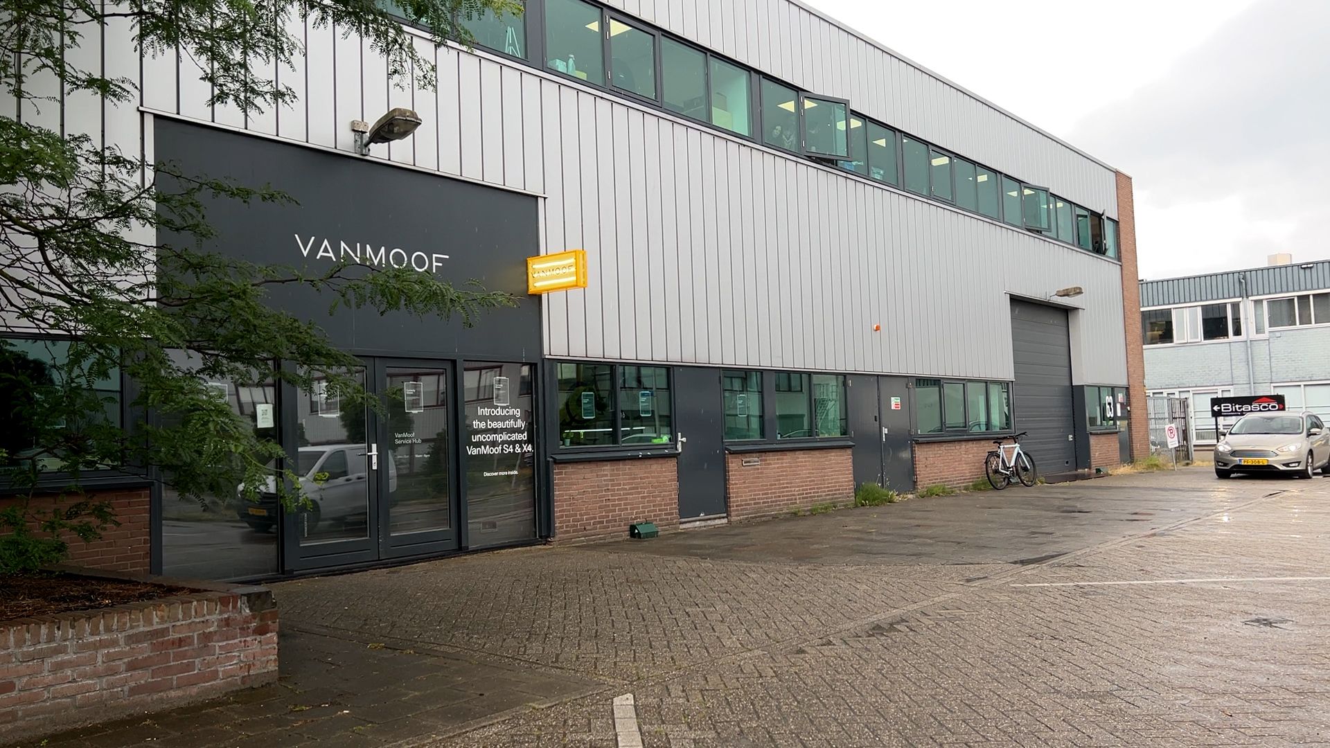 Teleurgestelde klanten voor dichte deur servicepunt VanMoof in