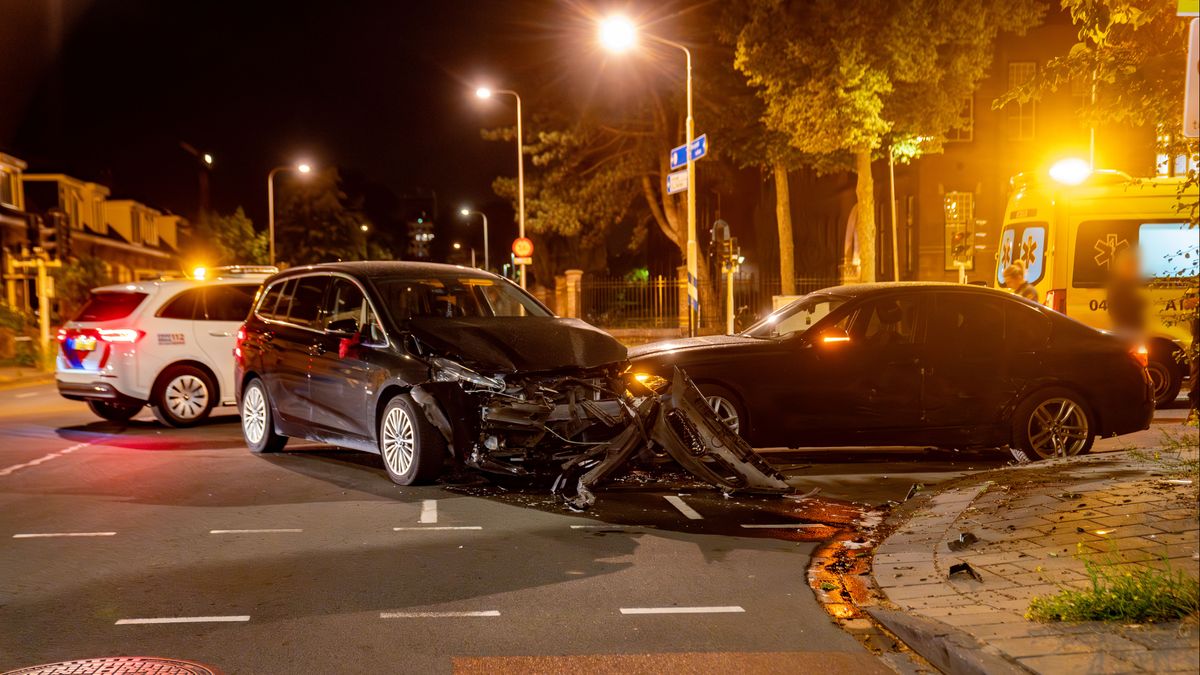 112 Nieuws: Twee gewonden bij botsing op kruising in Deventer