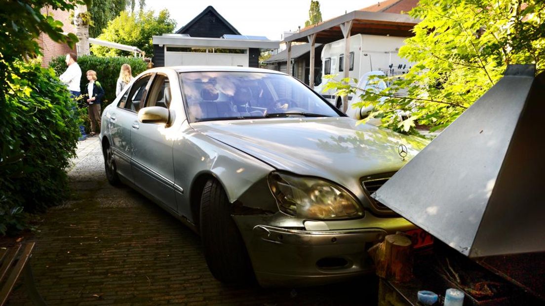 De achtervolgde Mercedes kwam tot stilstand tegen een open haard.