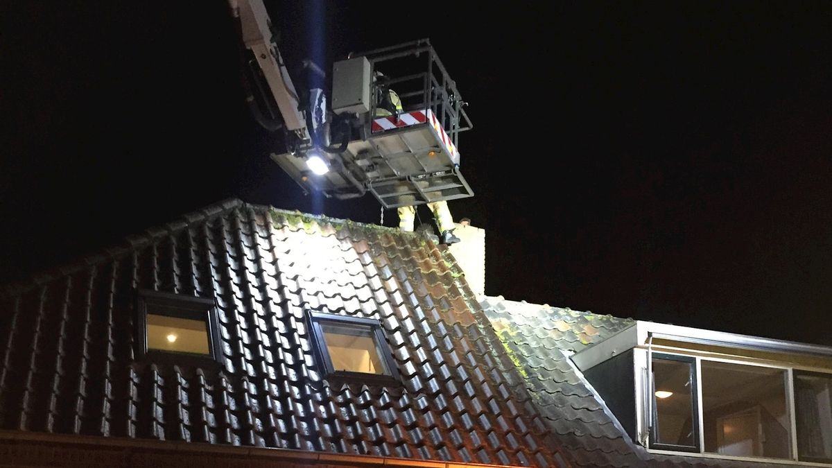 Brandweer smoort schoorsteenbrandje bij woning in Wilsum in de kiem