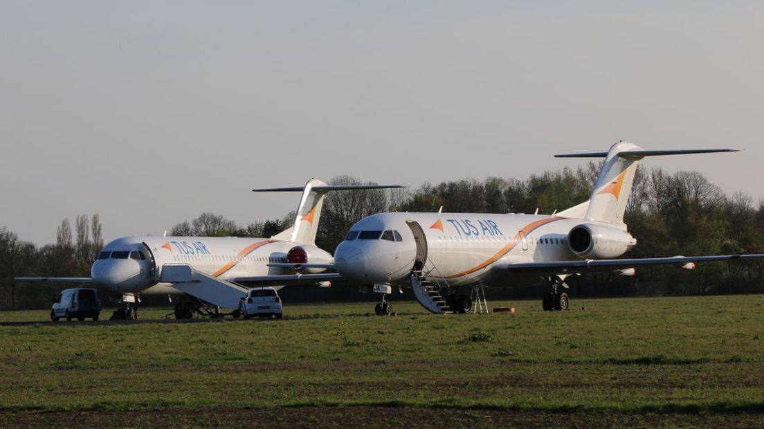 Twee vliegtuigen van TUS Airways
