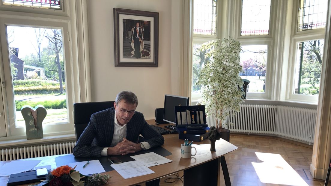 Burgemeester Bolding van Het Hogeland verrast een ontvanger van een lintje