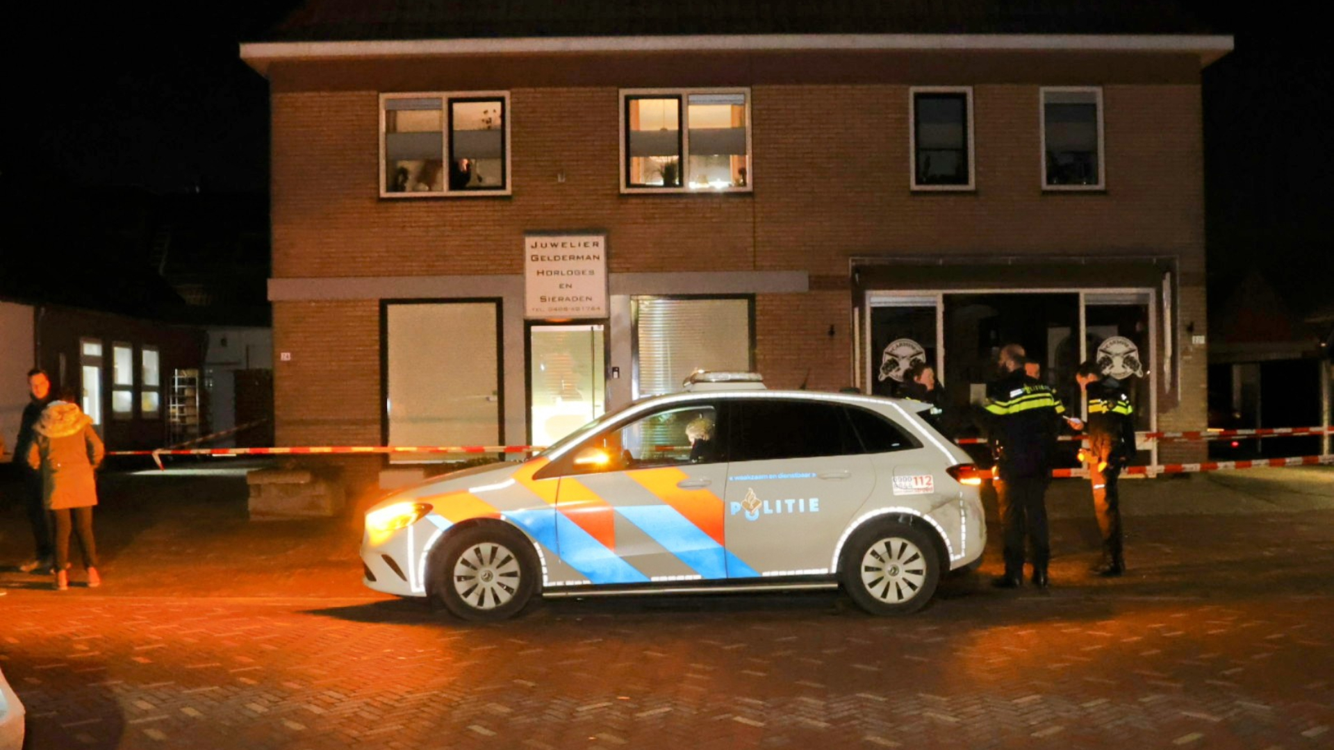 Ongeluk zorgt voor file op A2 | Vluchtauto duikt op in Veenendaal.