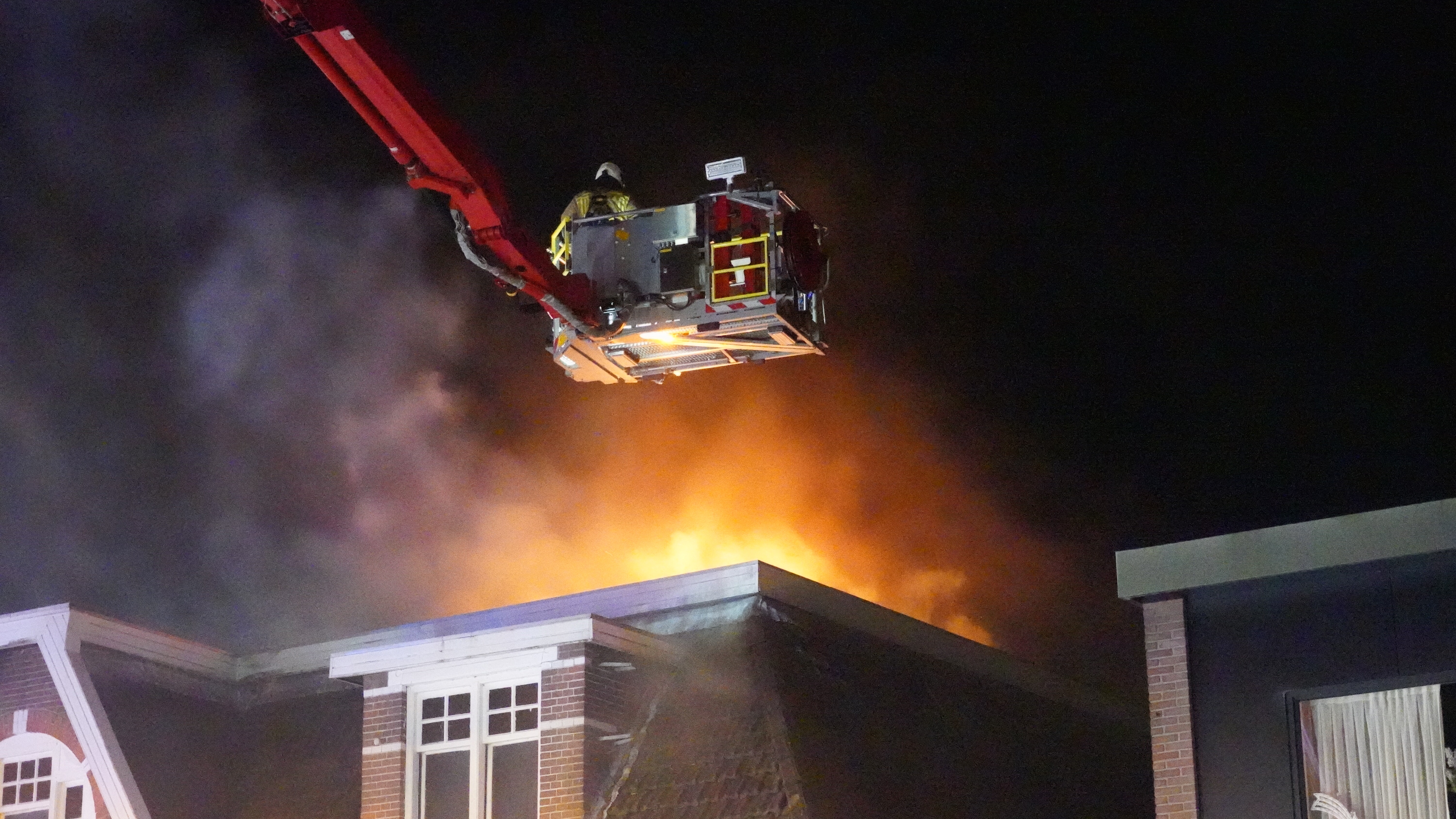 Brandweer Blust Uitslaande Zolderbrand In Nieuw-Amsterdam - RTV Drenthe