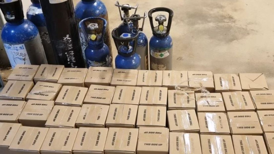 De flessen met lachgas waren bestemd voor de verkoop.