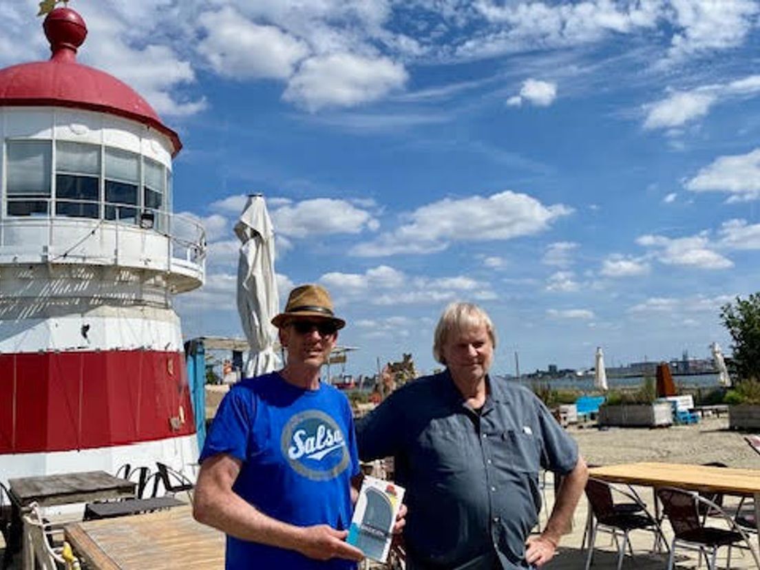 Hans (l) en Kees Volkers met hun wandelgids op het stadsstrand in Vlaardingen