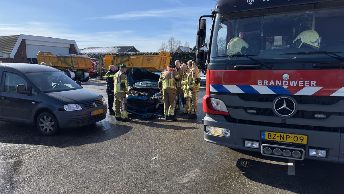 112 Nieuws: Auto's botsen in Reutum | Bestelbus glijdt van de weg