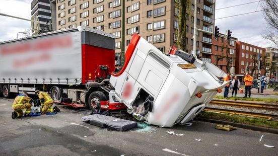 Ravage na aanrijding vrachtwagen en tram; chauffeur zwaargewond. Ravage na aanrijding vrachtwagen en tram; chauffeur zwaargewond.