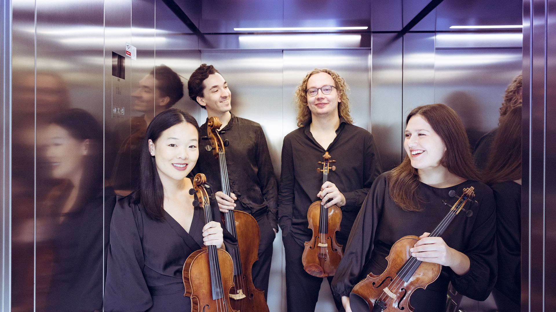 De Amerikaanske Erin Pitts (altfioele), Domonkos Hartmann út Hongerije (sello), Tim de Vries (earste fioele) en Karla Kriz út Kroäsië (twadde fioele)