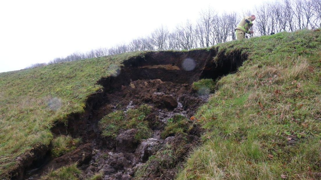 De wateroverlast werd veroorzaakt door een doorgebroken slootwal (Rechten: Van Oost Media)