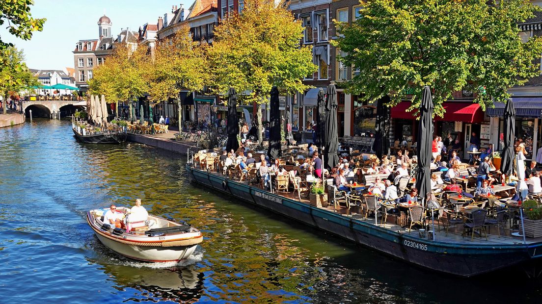 Volle terrassen in Leiden tijdens een mooie nazomerdag