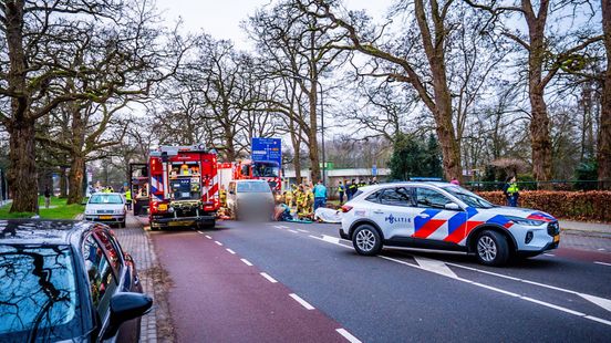 Brandweer bevrijdt kind onder taxibusje na ongeluk
