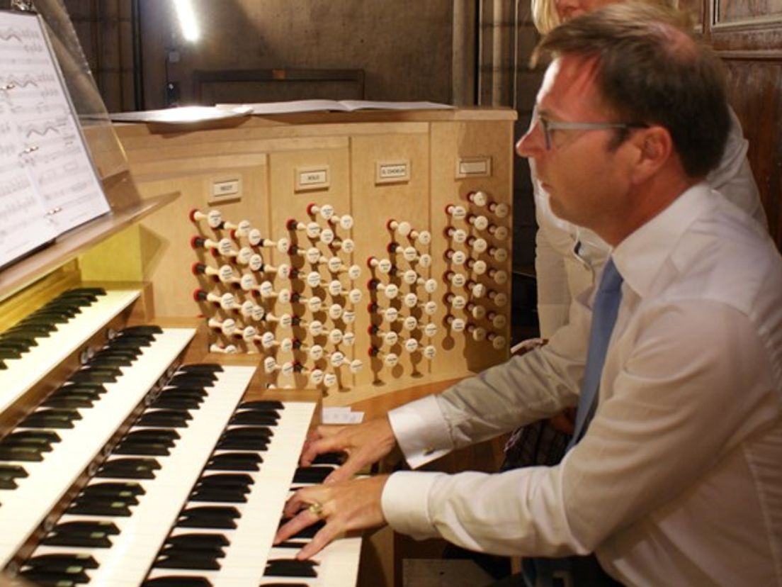 André de Jager achter het orgel van de Notre Dame