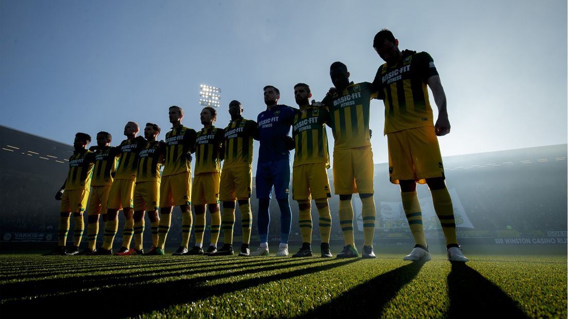 Een minuut stilte voorafgaand aan het duel voor onder andere de vliegramp van Chapecoense en de sterfdag van Aad Mansveld 