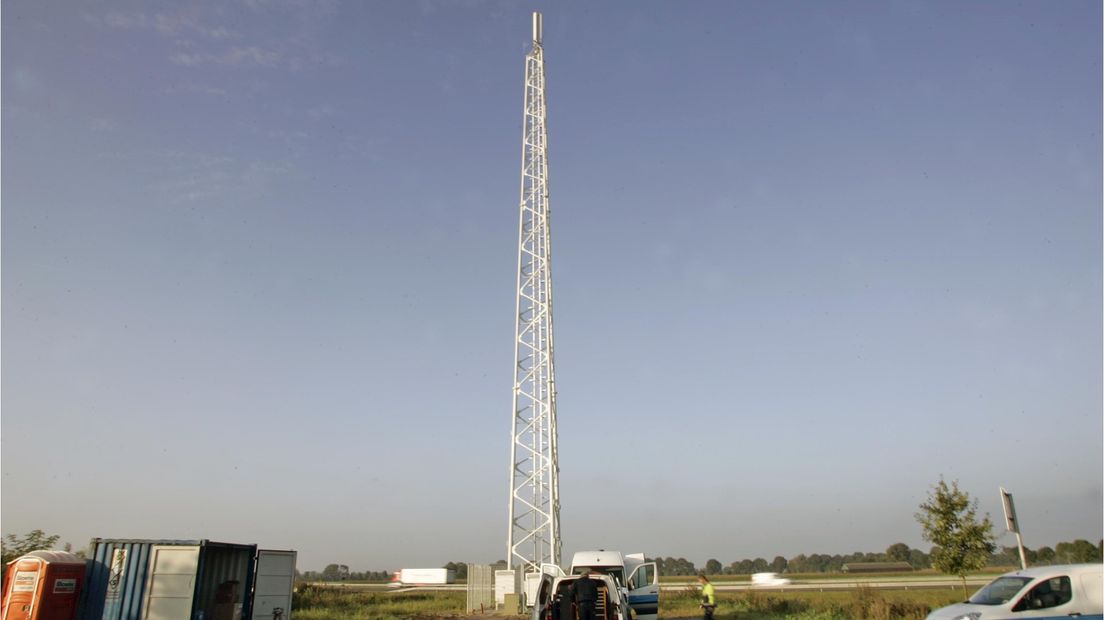 De mast in aanbouw