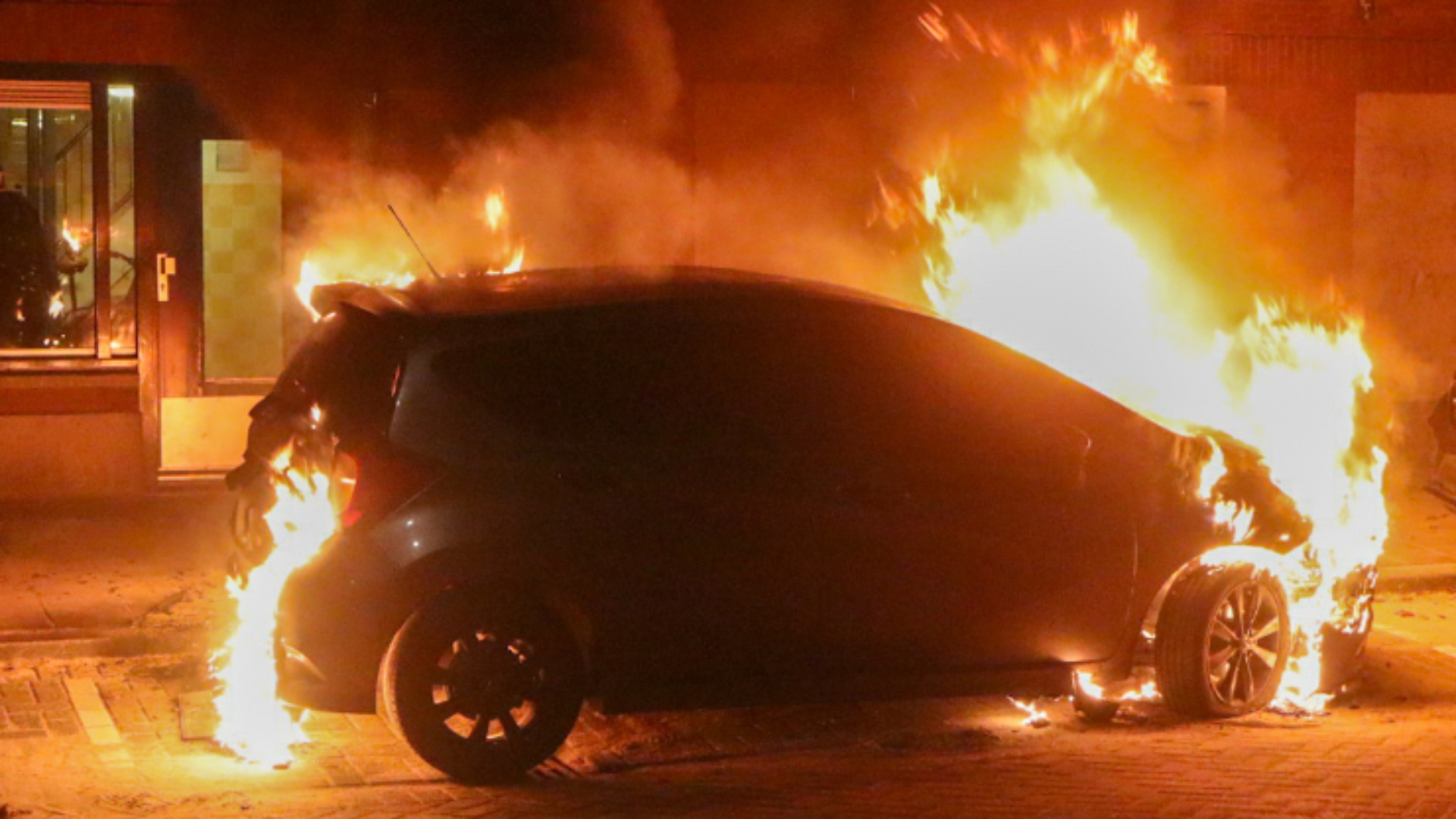 Vlammen sloegen uit de auto
