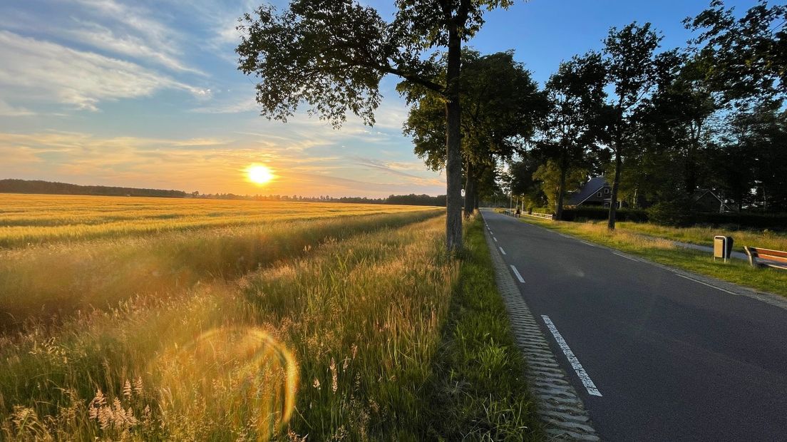 Andere toegangswegen naar Hooghalen hebben wel een fietspad zoals hier naar Amen