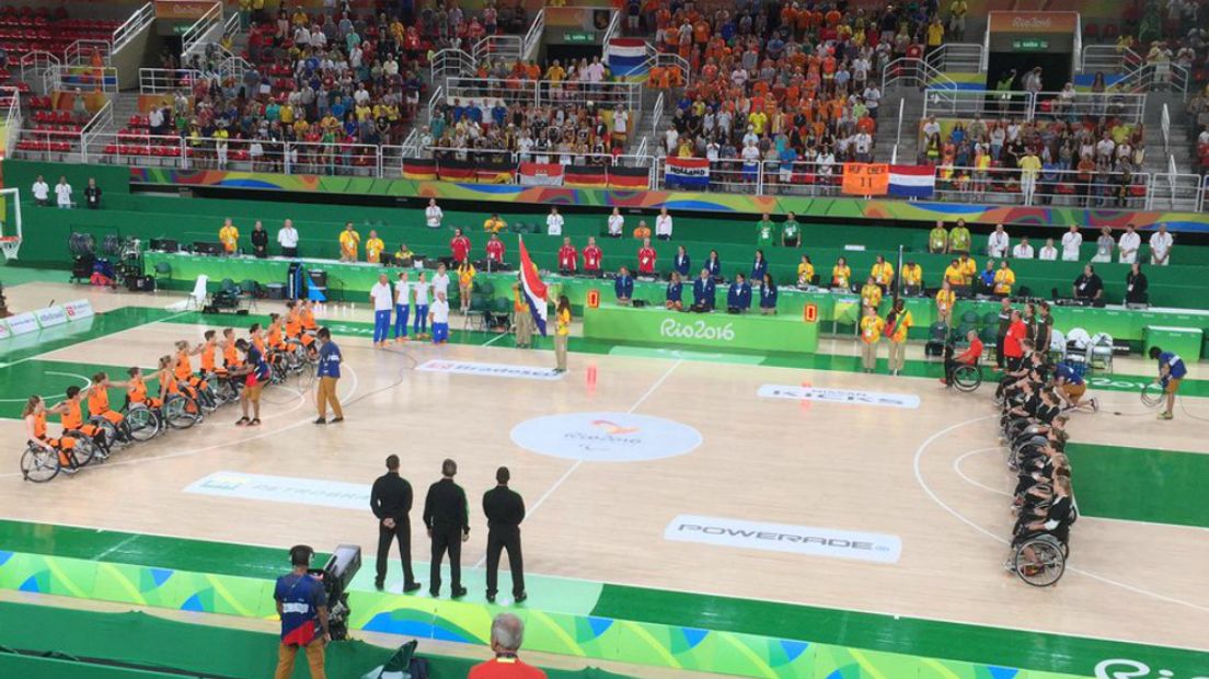 De Nederlandse basketbalsters voor de wedstrijd.