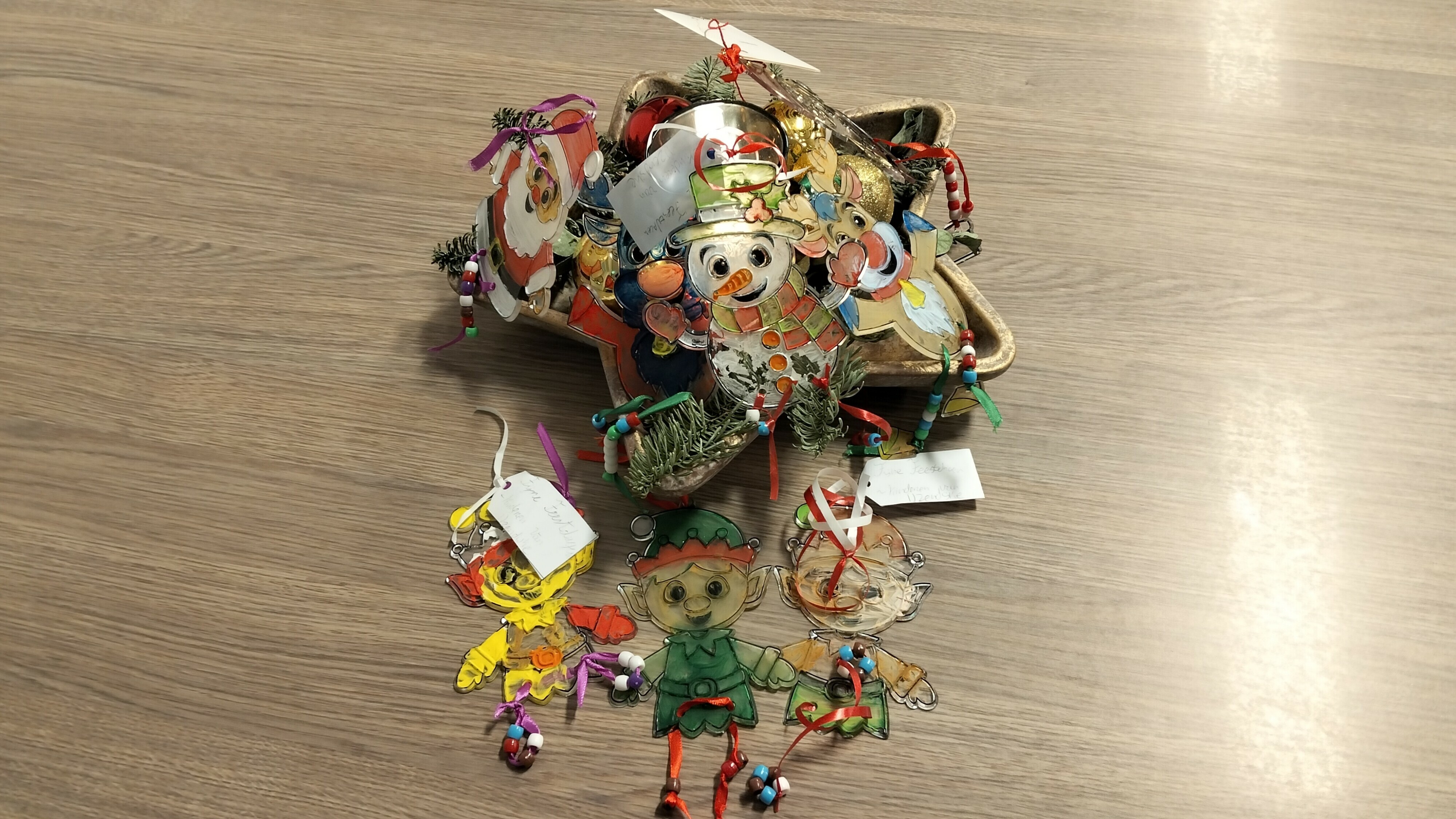 De kinderen van Kinderopvang Zeeuws-Vlaanderen hebben glazen kersthangers geverfd voor ouderen in IJzendijke