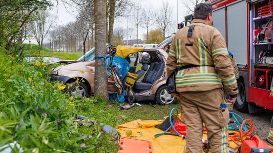 Bizar ongeluk bij Lettele: auto crasht en raakt total loss maar bestuurder is nergens te bekennen. Bizar ongeluk bij Lettele: auto crasht en raakt total loss maar bestuurder is nergens te bekennen.