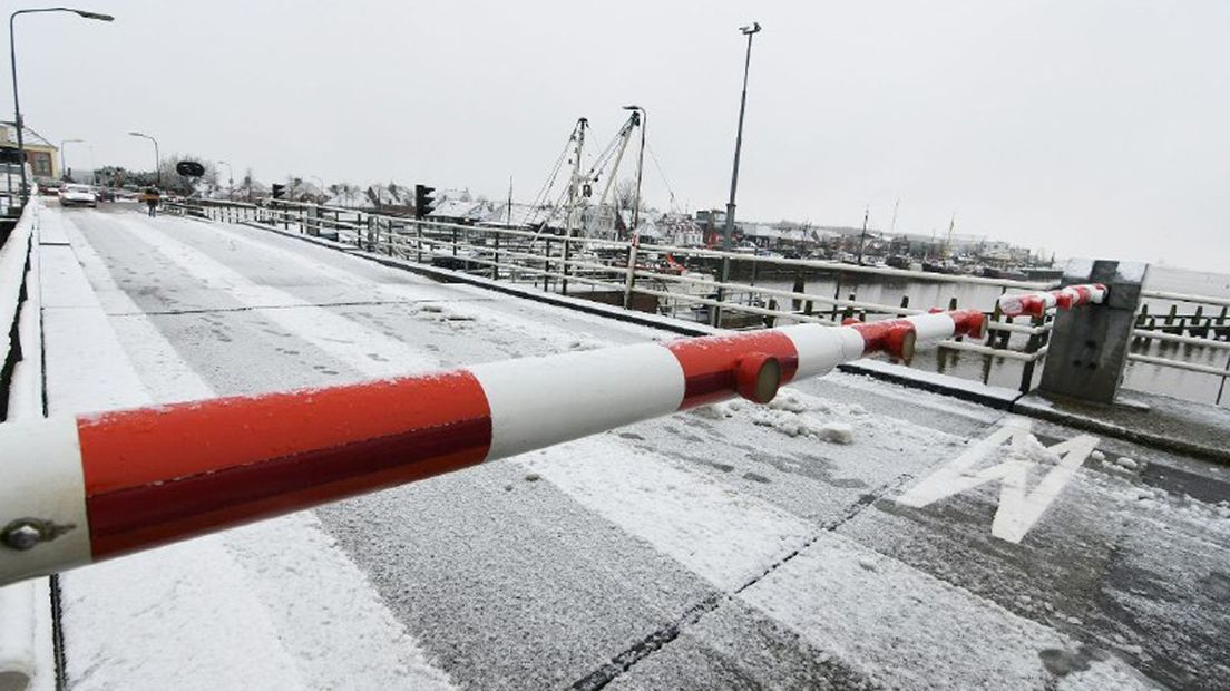 Door de storing moesten automobilsten tijdelijk kilometers omrijden om het Reitdiep over te steken