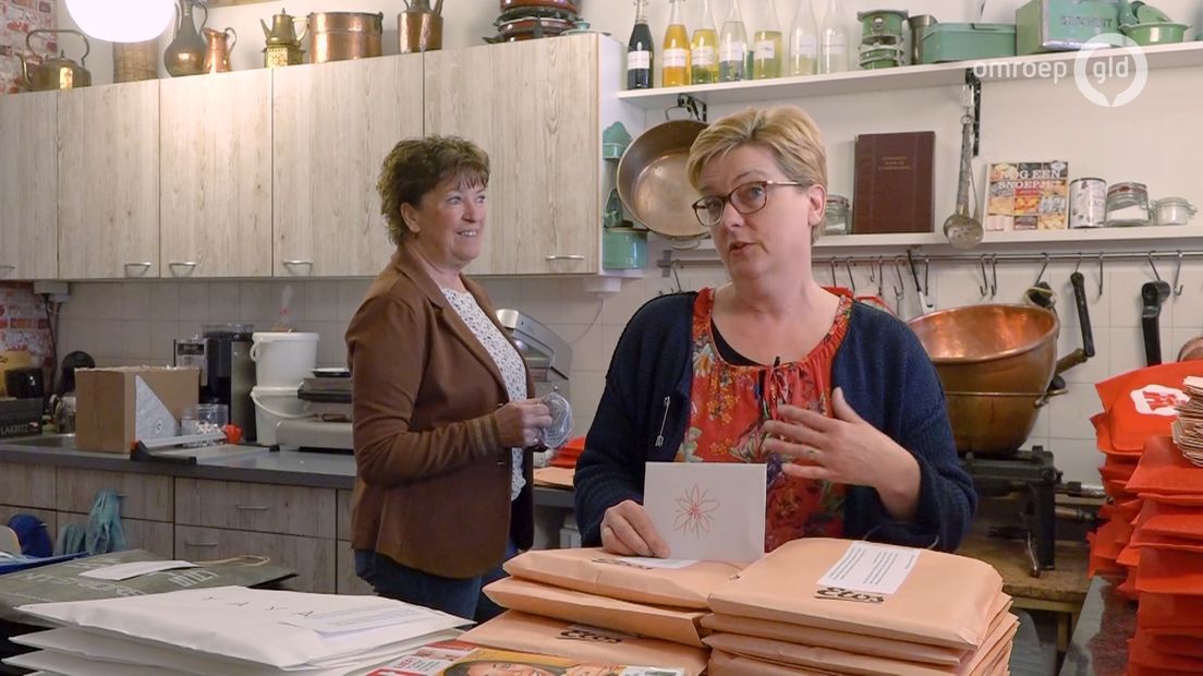 Vorige week zondag deed Hanneke een oproep op Facebook voor haar 88-jarige moeder: 'Heeft er iemand tijdschriften die zijn uitgelezen zodat mijn moeder die kan lezen? Hierna wil ik ze weer doorgeven aan een andere oudere.' Na dit berichtje stroomden de tijdschriften binnen bij de snoepwinkel die Hanneke heeft in het centrum van Doesburg.