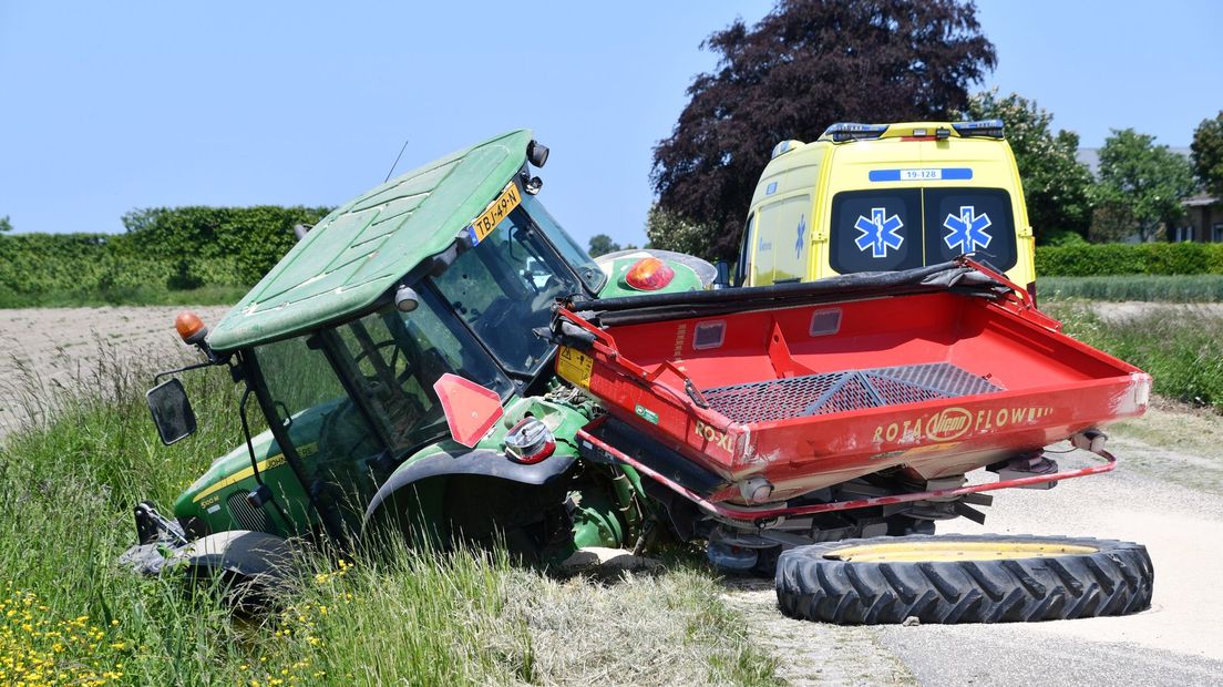 Tractor in sloot bij 's-Heerenhoek