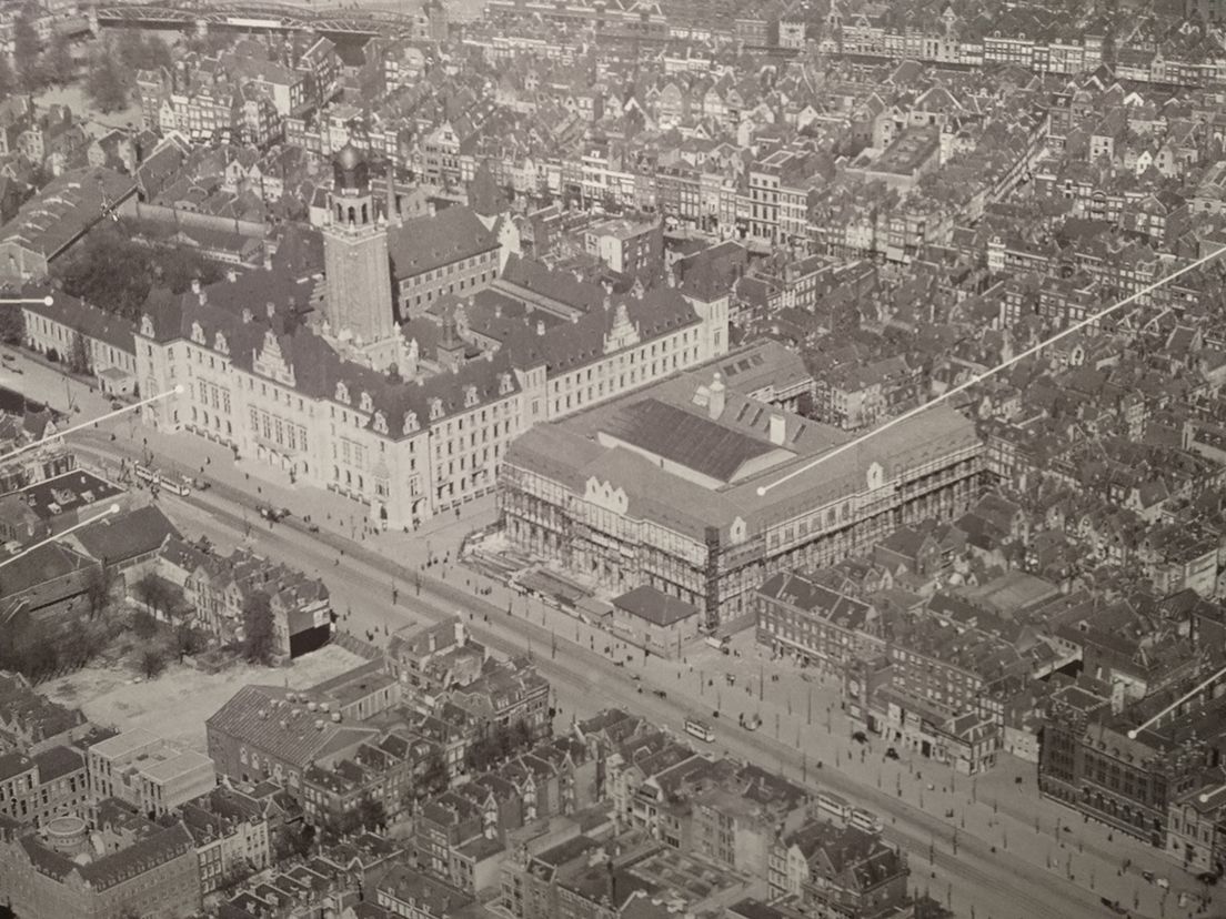 De Coolsingel met Stadhuis voor het bombardement