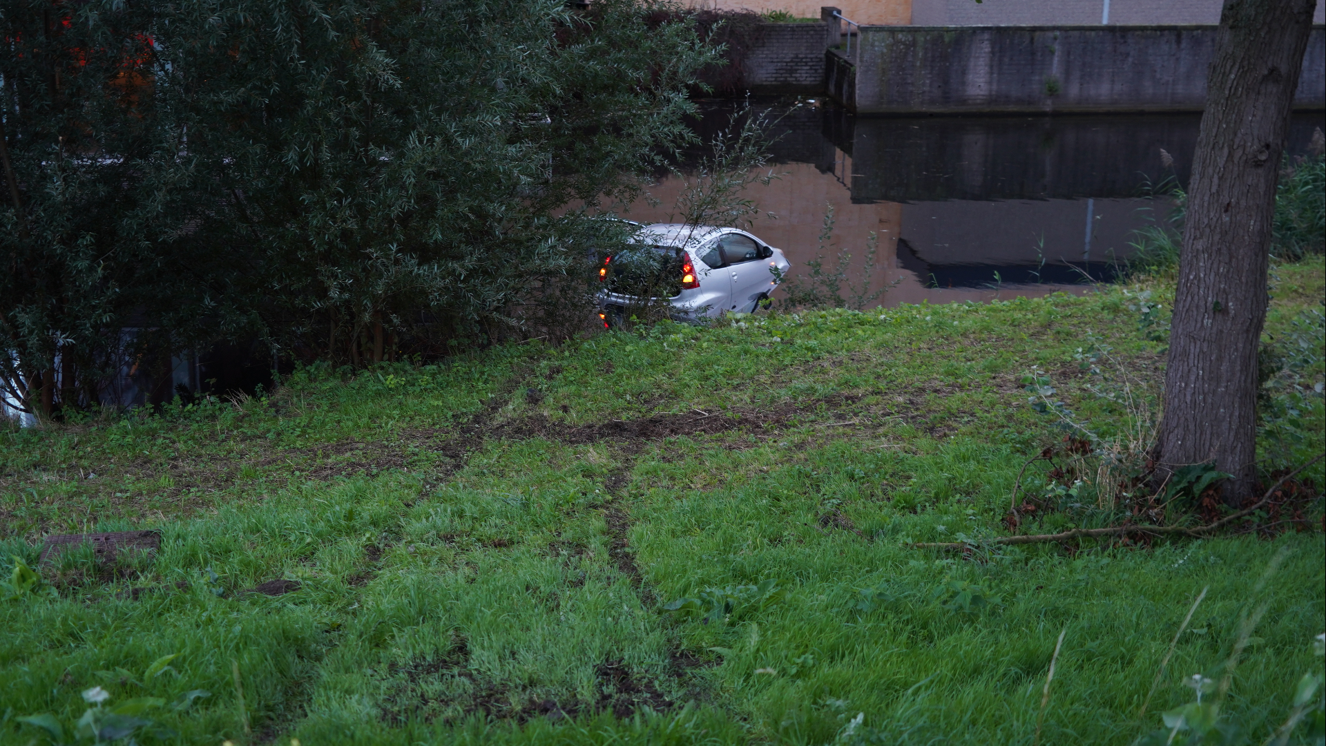 Hoe de auto precies van de weg raakte, is onduidelijk, maar er waren geen andere voertuigen betrokken bij het ongeluk.