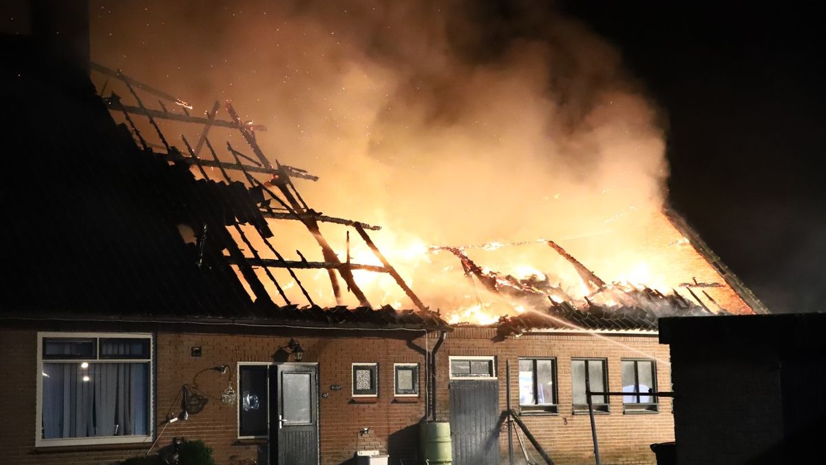 VIDEO | Woonboerderij grotendeels verwoest door brand