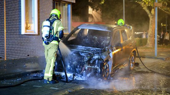 Brand laat weinig van auto over | Wielrenner belandt onder brommobiel