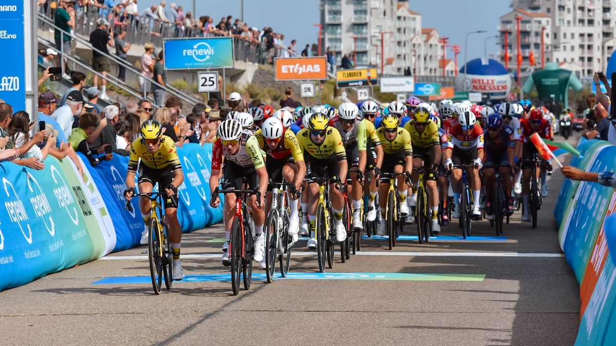 LIVE: Peloton trekt zich in Breskens uit elkaar om koplopers terug te halen