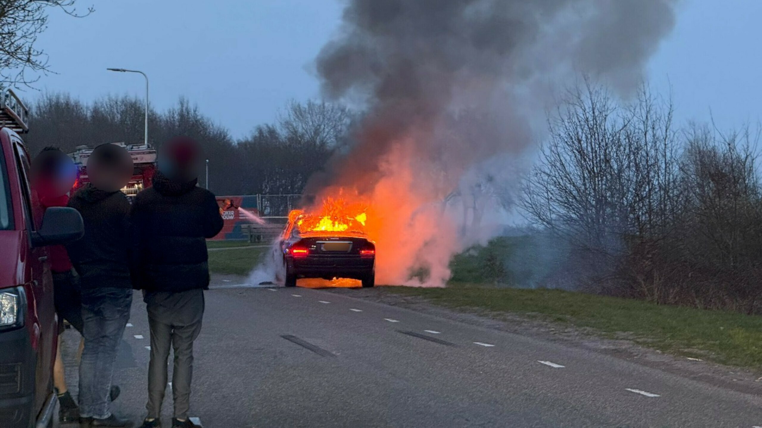 Auto uitgebrand aan de Ossesluis in de Wijk
