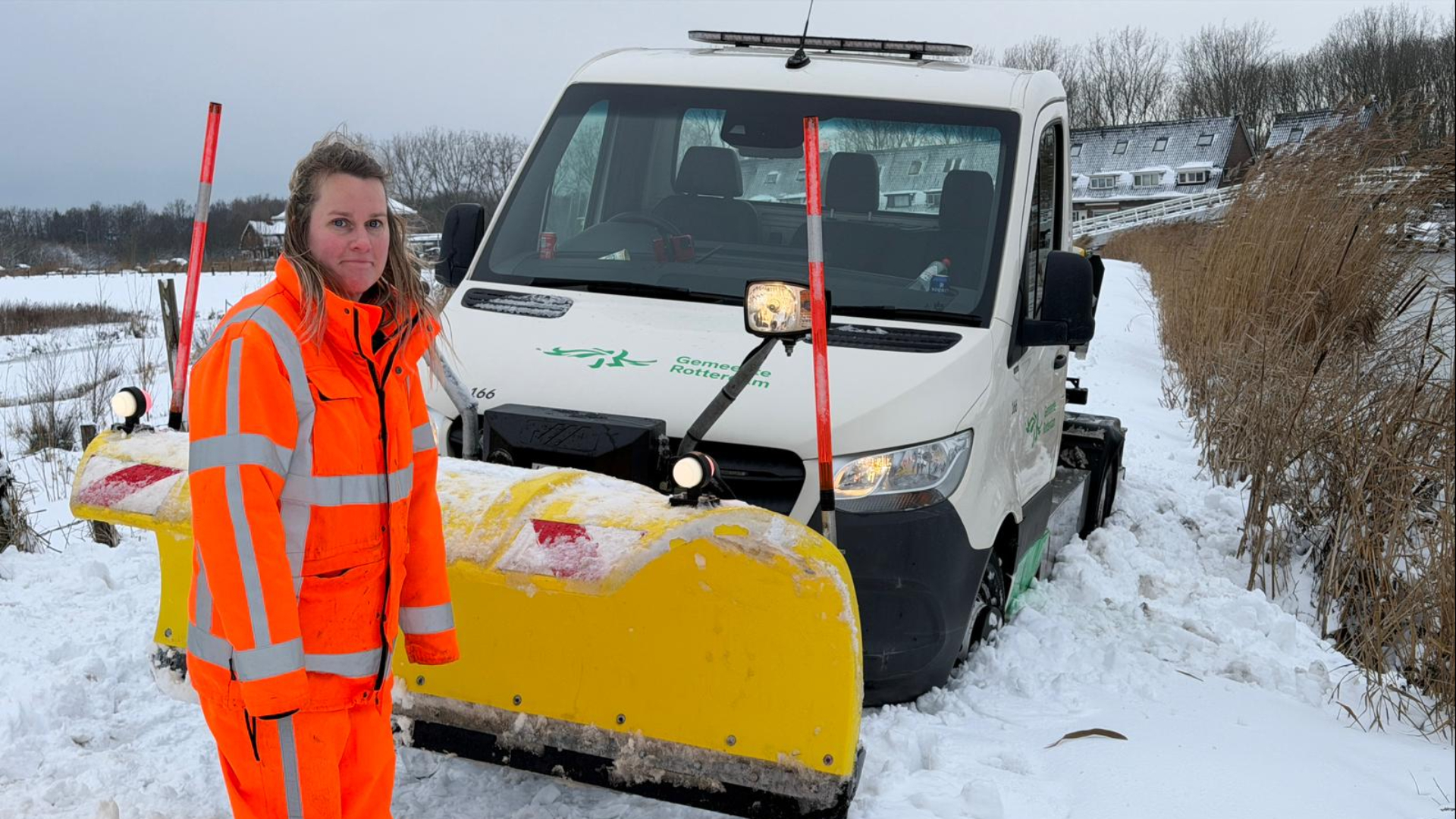 Regina kan niet meer verder met haar strooi- en sneeuwschuifwagen.