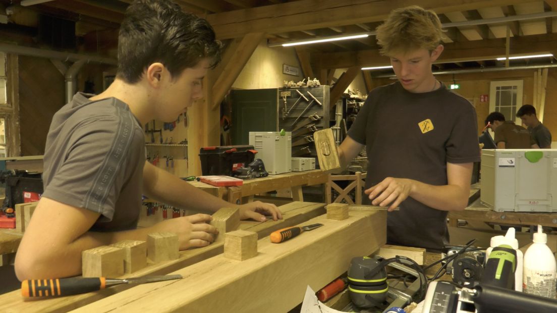 Studenten in de werkplaats van RIBO in Hengelo