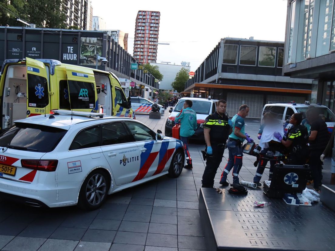 De hulpdiensten snelden naar het Stadhuisplein en de Karel Doormanstraat nadat er jongens neergestoken waren