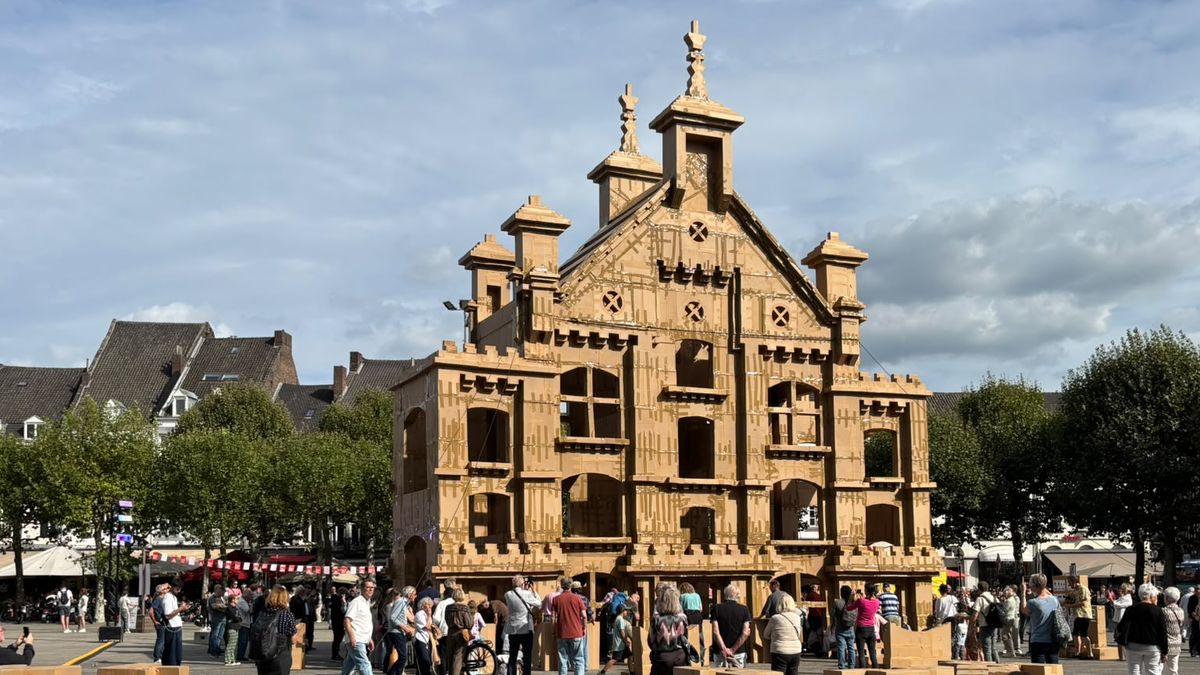 Kijk: Zo bouwde Maastricht een historisch gebouw van karton