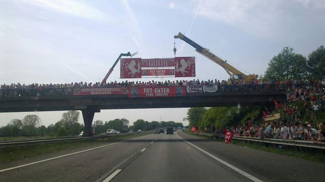 Supporters op viaduct A1