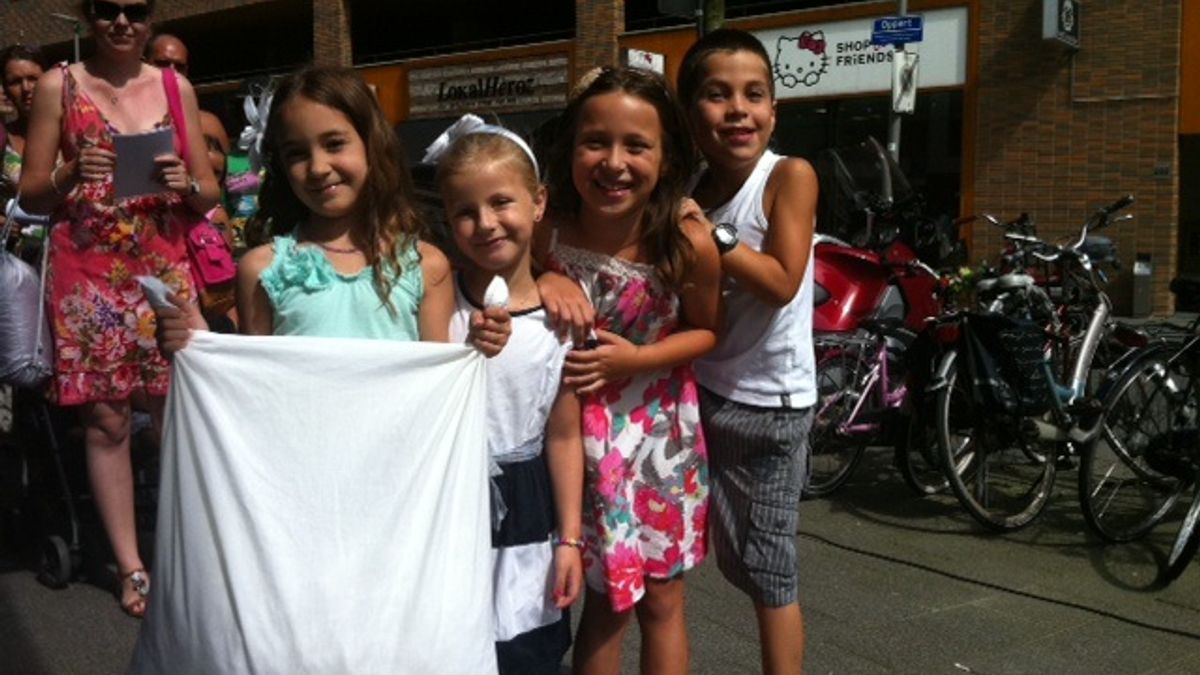 Filmopnames Koning van Katoren bij Laurenskerk - Rijnmond