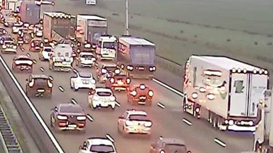 Uur vertraging op A12 door file van 20 kilometer na twee ongelukken, ook aanrijding op A4. Uur vertraging op A12 door file van 20 kilometer na twee ongelukken, ook aanrijding op A4.