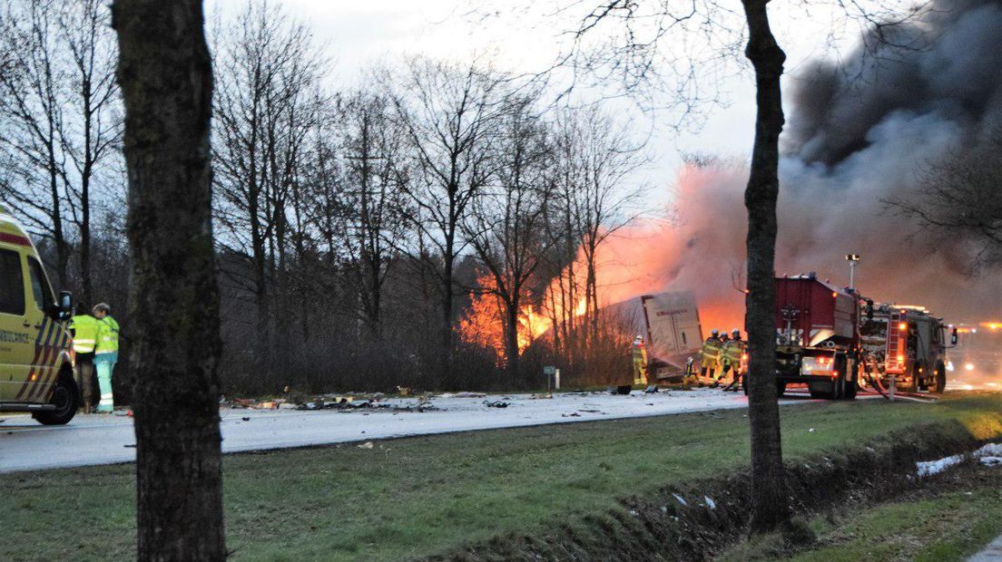 Dodelijk ongeluk op de N377 bij Dedemsvaart (Rechten: Van Oost Media)