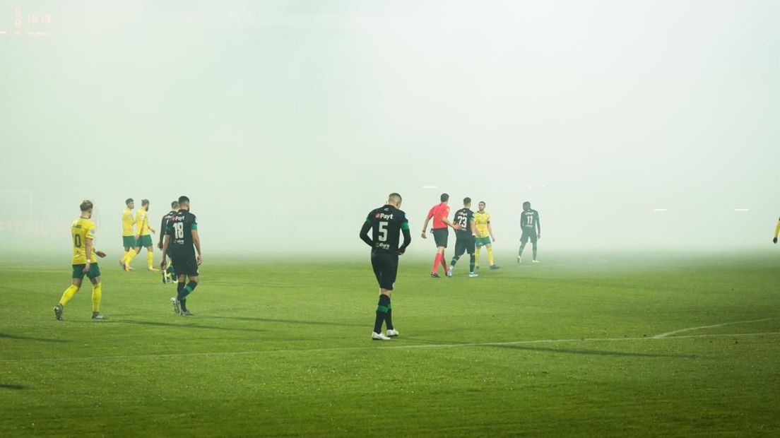 De lucht gevuld met rook na het afsteken van fakkels in het uitvak met FC Groningen supporters