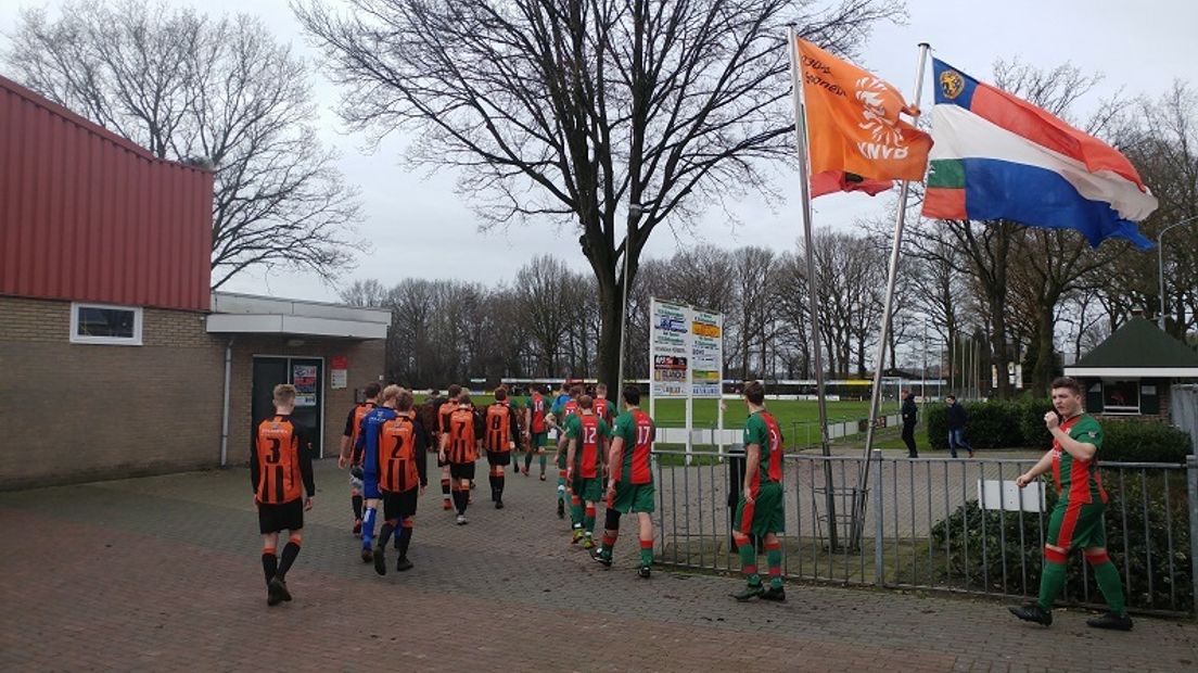 Schoonebeek en Sweel op weg naar het veld (Rechten: RTV Drenthe/Dennis Weitering)