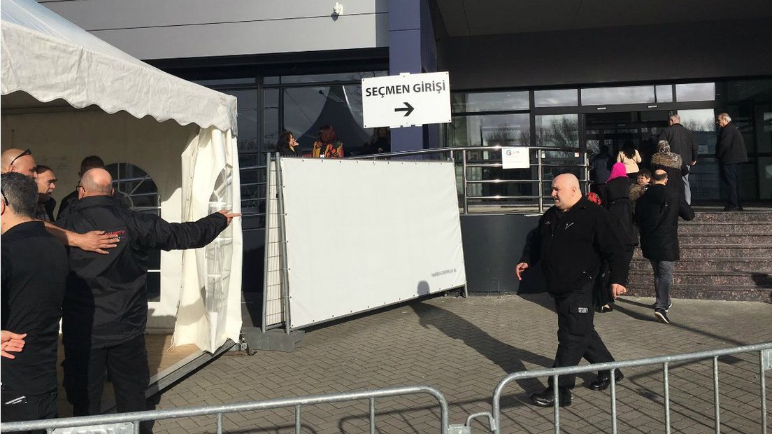 Het loopt gestaag door bij het stembureau.