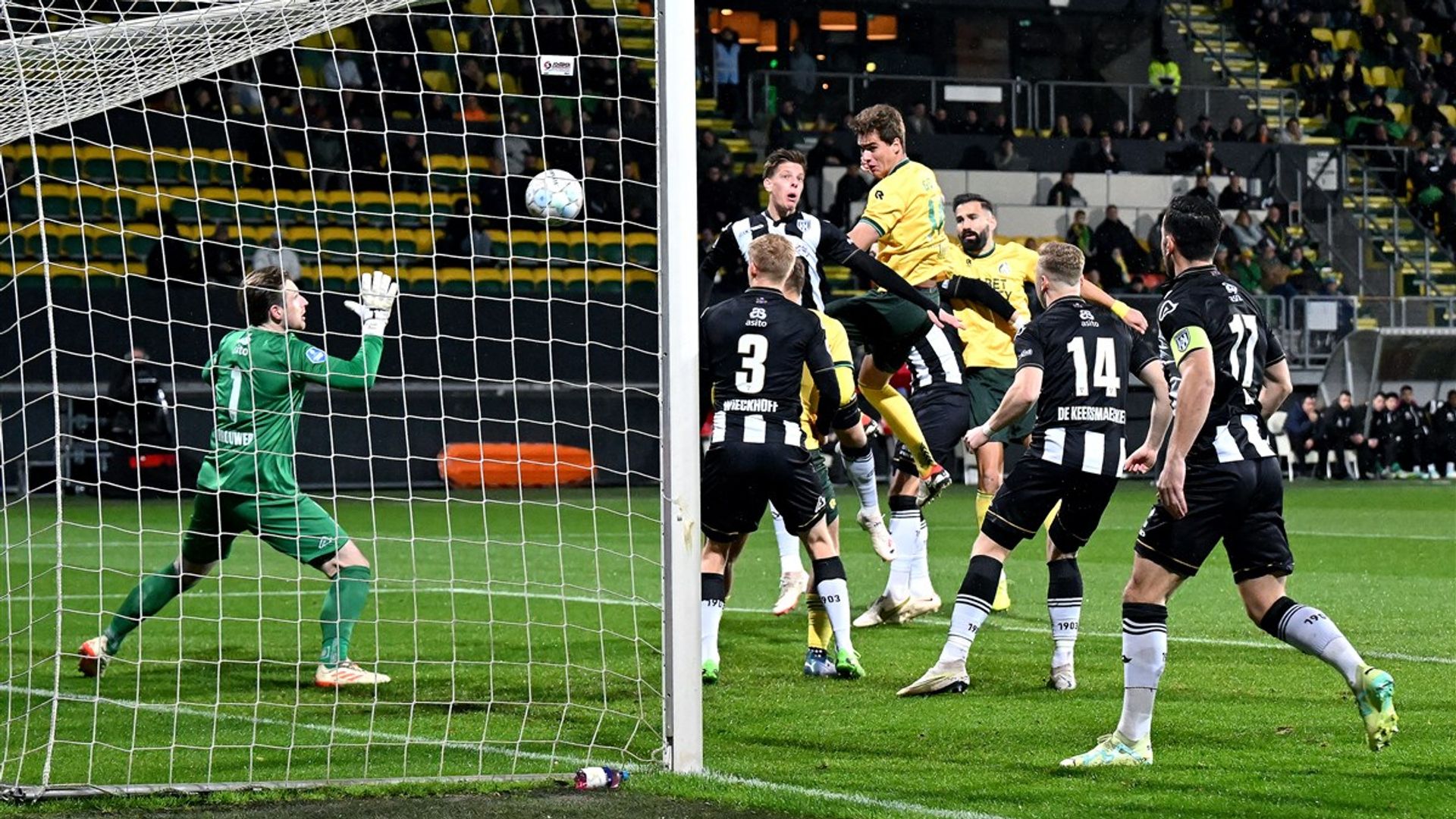 'Boze Supporters Wachten Spelersbus Heracles Op Na Opnieuw Een ...