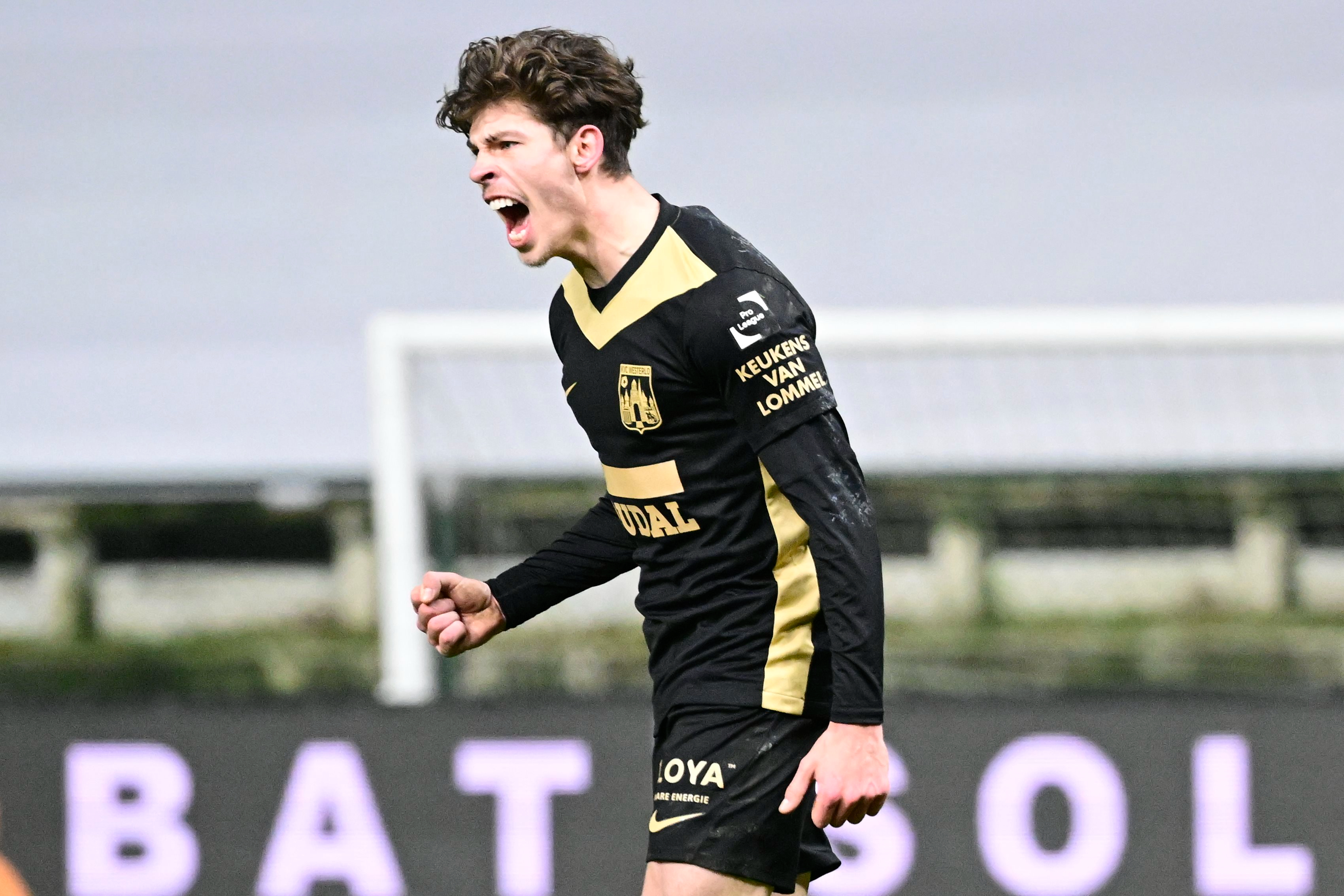 Jordan Bos viert een doelpunt voor KVC Westerlo